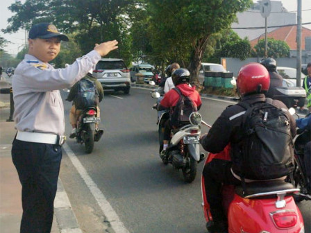 Sudinhub Jaktim Bantu Urai Kemacetan Lalin di Jatiwaringin