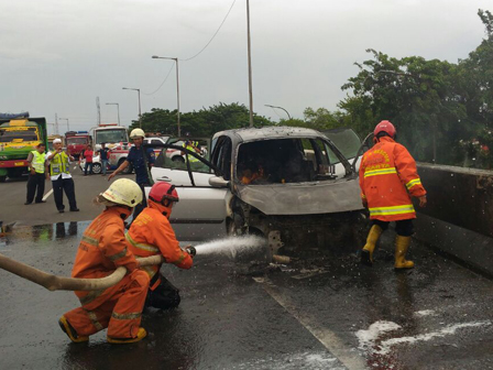 Mini Bus Terbakar di Tol Wiyoto Wiyono