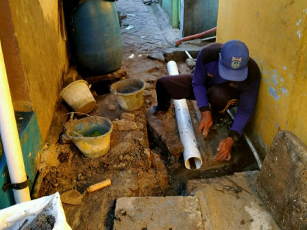 Petugas Perbaiki Saluran Air Yang Rusak di Pulau Panggang