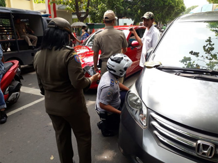 Petugas Gabungan Lakukan Penertiban di Pondok Kelapa