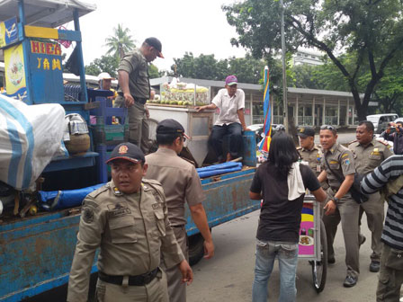 14 Lapak dan 3 Gerobak di Tertibkan di Tanah Abang