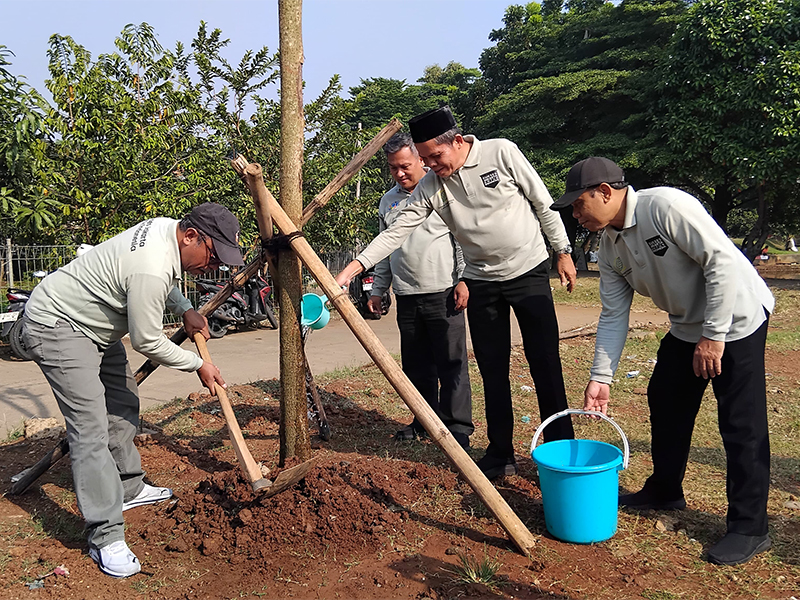  60 Pohon Tabebuya Ditanam di TPU Tanah Kusir