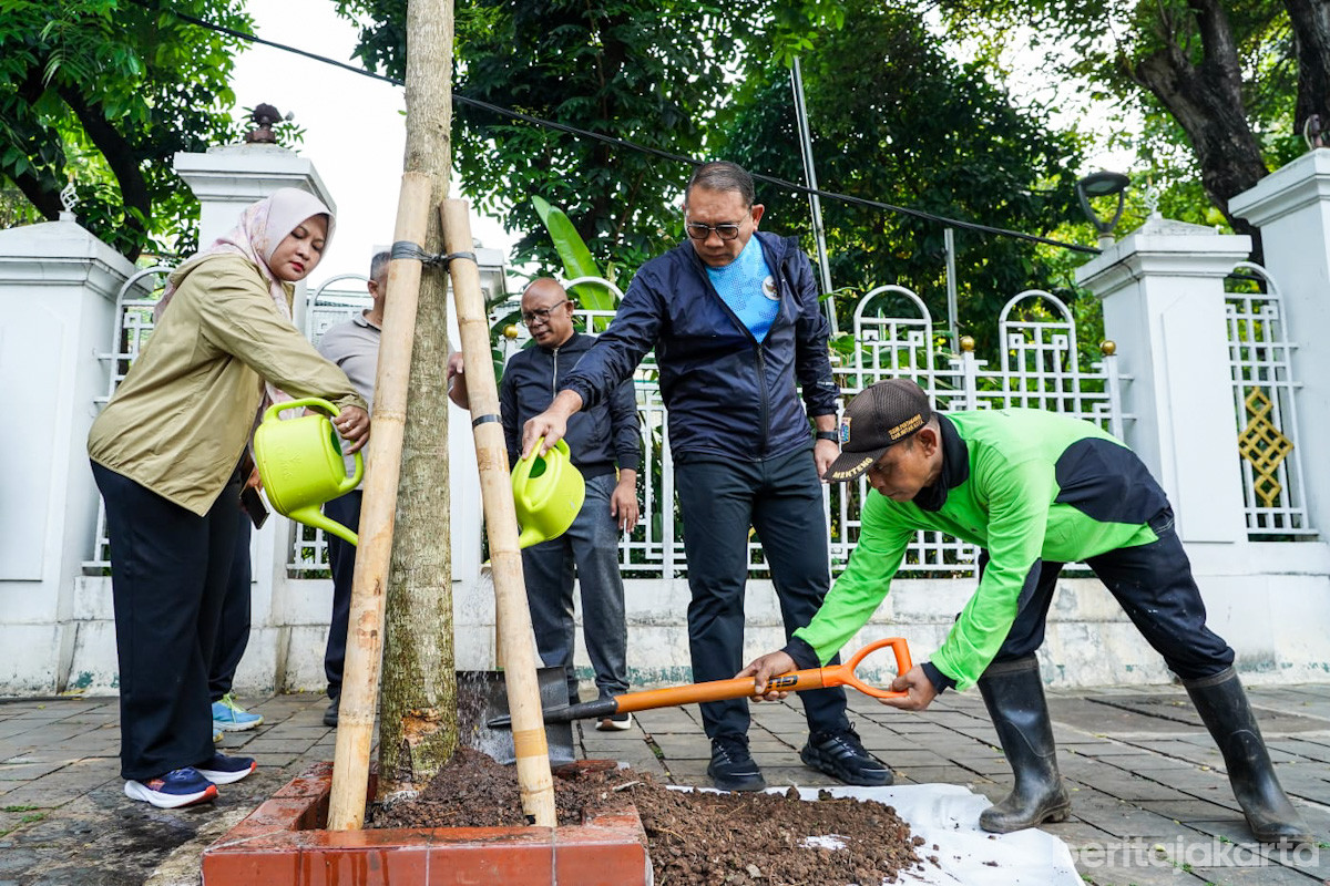 Wali Kota Arifin menyiram tanaman tabebuya pink usai ditanam