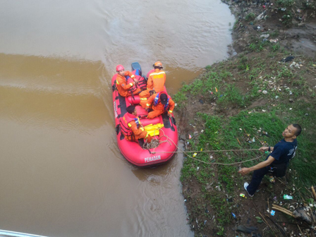 Seorang Pria Tenggelam di Kali Ciliwung