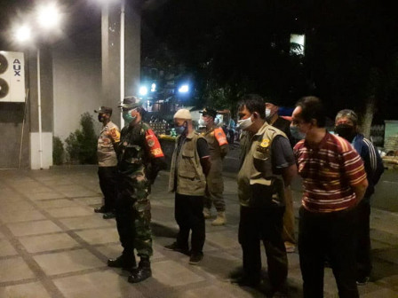 Kelurahan Tebet Timur Monitoring Prokes di Tebet Raya 
