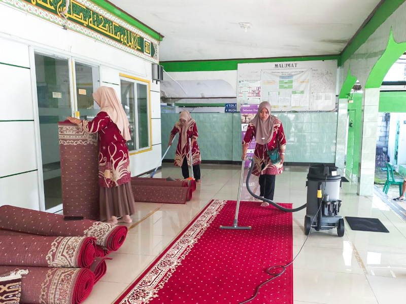 Masjid Jami Nurul Bahri di Pulau Sabira Dibersihkan