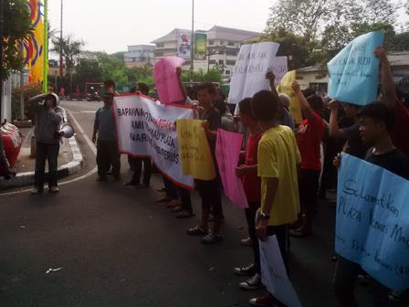 Kantor Walikota Jakpus Didemo Ratusan Orang