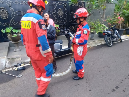 Gulkarmat Jaktim Evakuasi Sanca 2,5 Meter dari Rumah Warga