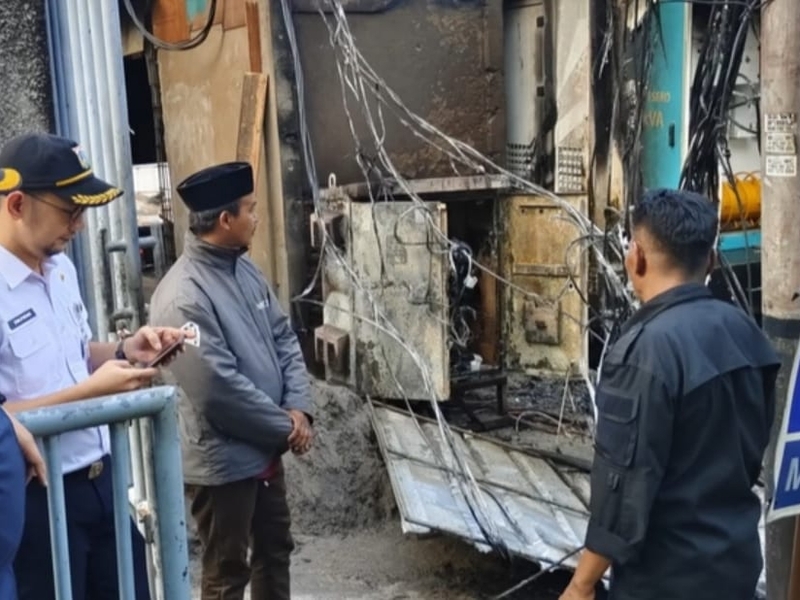 20 Personil Gulkarmat Atasi Kebakaran Gardu PLN di Kembangan Selatan