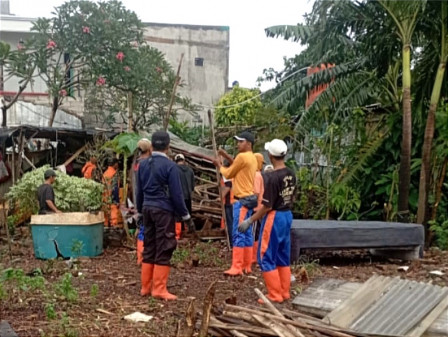 Warga dan Personel Lintas OPD Kerja Bakti di Meruya Utara