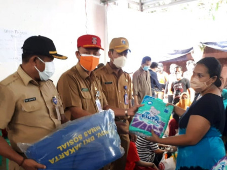 Sudin Sosial Jakpus Distribusikan Bantuan Korban Kebakaran di Karet Tengsin 