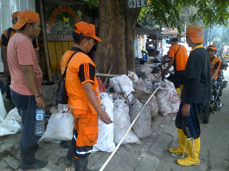 Saluran di Jalan Cilandak KKO Dikeruk