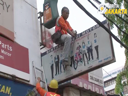 Melanggar Perizinan, 100 Reklame Di Jatinegara Dibongkar