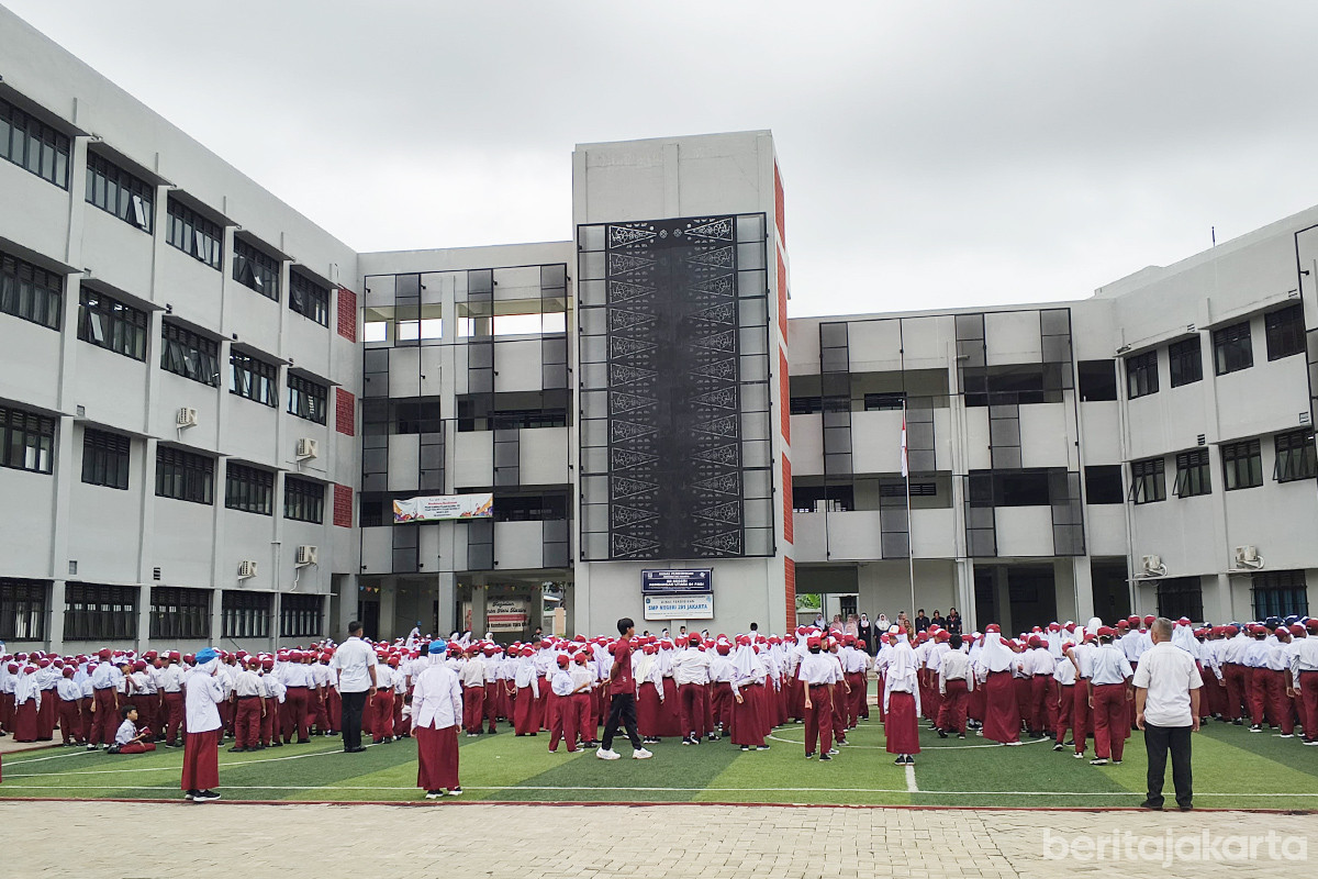Hari pertama sekolah pascalibur Nataru di Jakarta Barat
