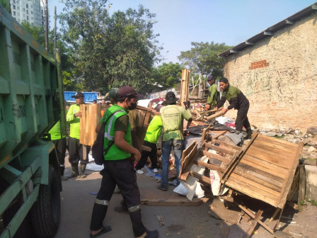 Ratusan Personel Gabungan Lakukan Penertiban di TPU Prumpung