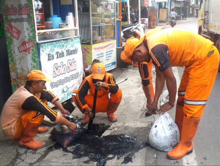 Delapan PPSU Duri Bersihkan Saluran di Jalan Kresek Raya