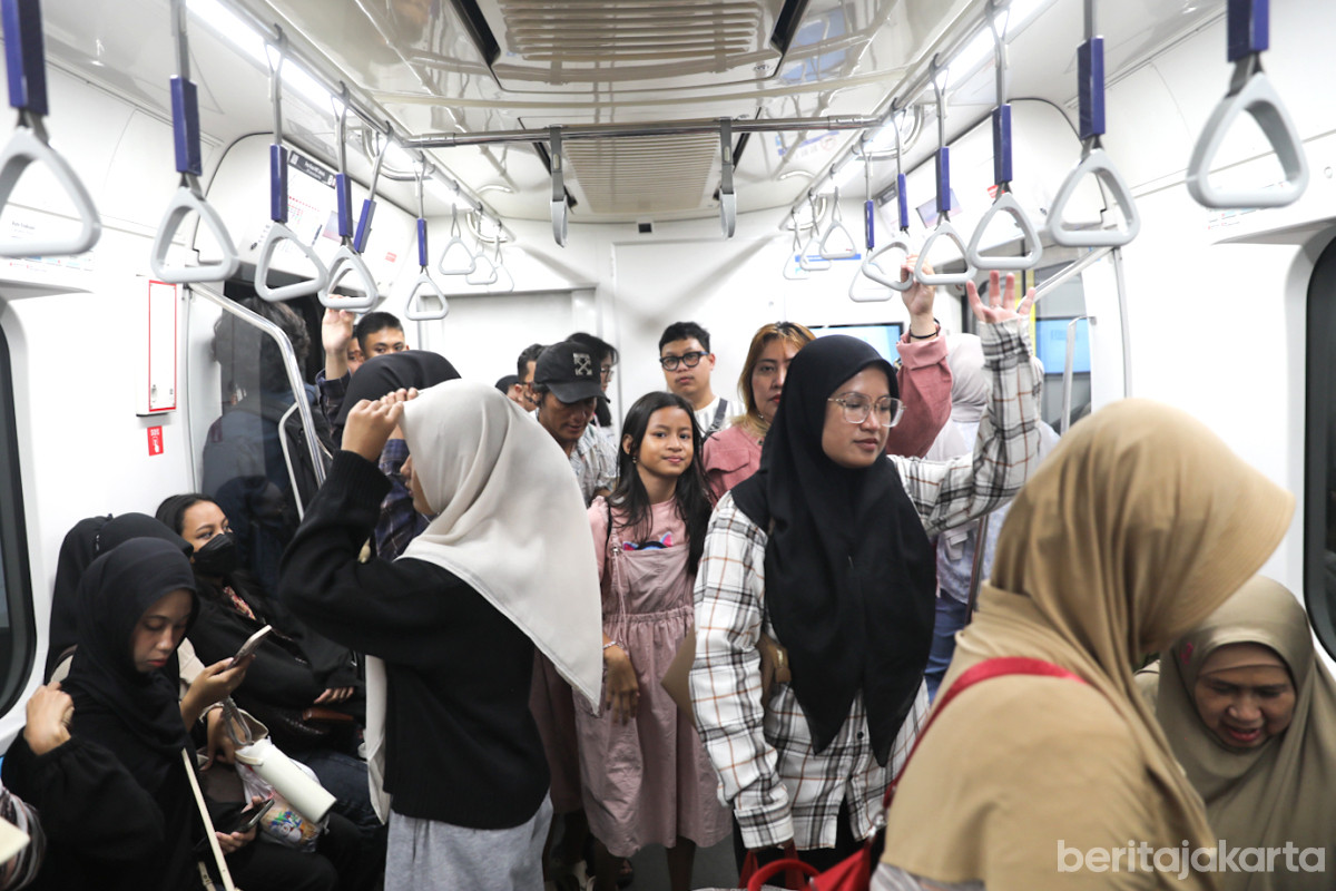 Sejumlah Penumpang memenuhi kereta MRT Jakarta