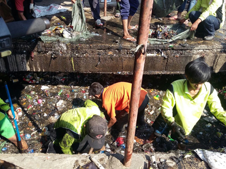 25 Petugas PPSU Bersihkan Saluran PHB di Tebet Timur