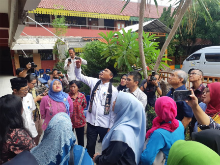 Komisi E Tinjau Kondisi SDN 10-12 Kembangan Utara