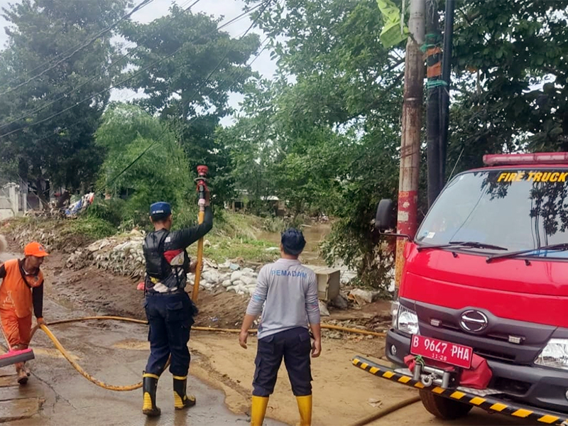 Penanganan Pasca Genangan di Cililitan, Gulkarmat Jaktim Kerahkan Mobil Pompa