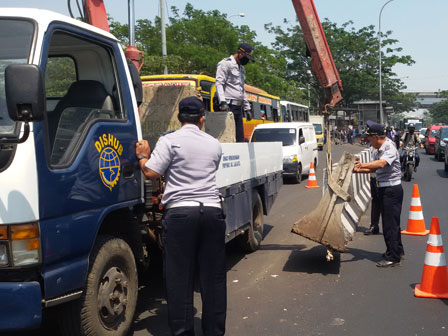 Cegah Kesemrawutan Jalan, Dishub DKI Pasang MCB Di Tanjung Duren