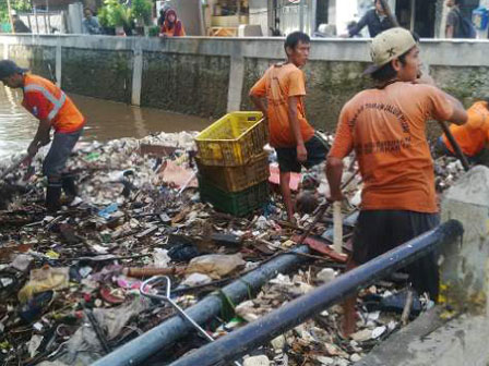  Tiga Ton Sampah Diangkut dari Pintu Air Hek