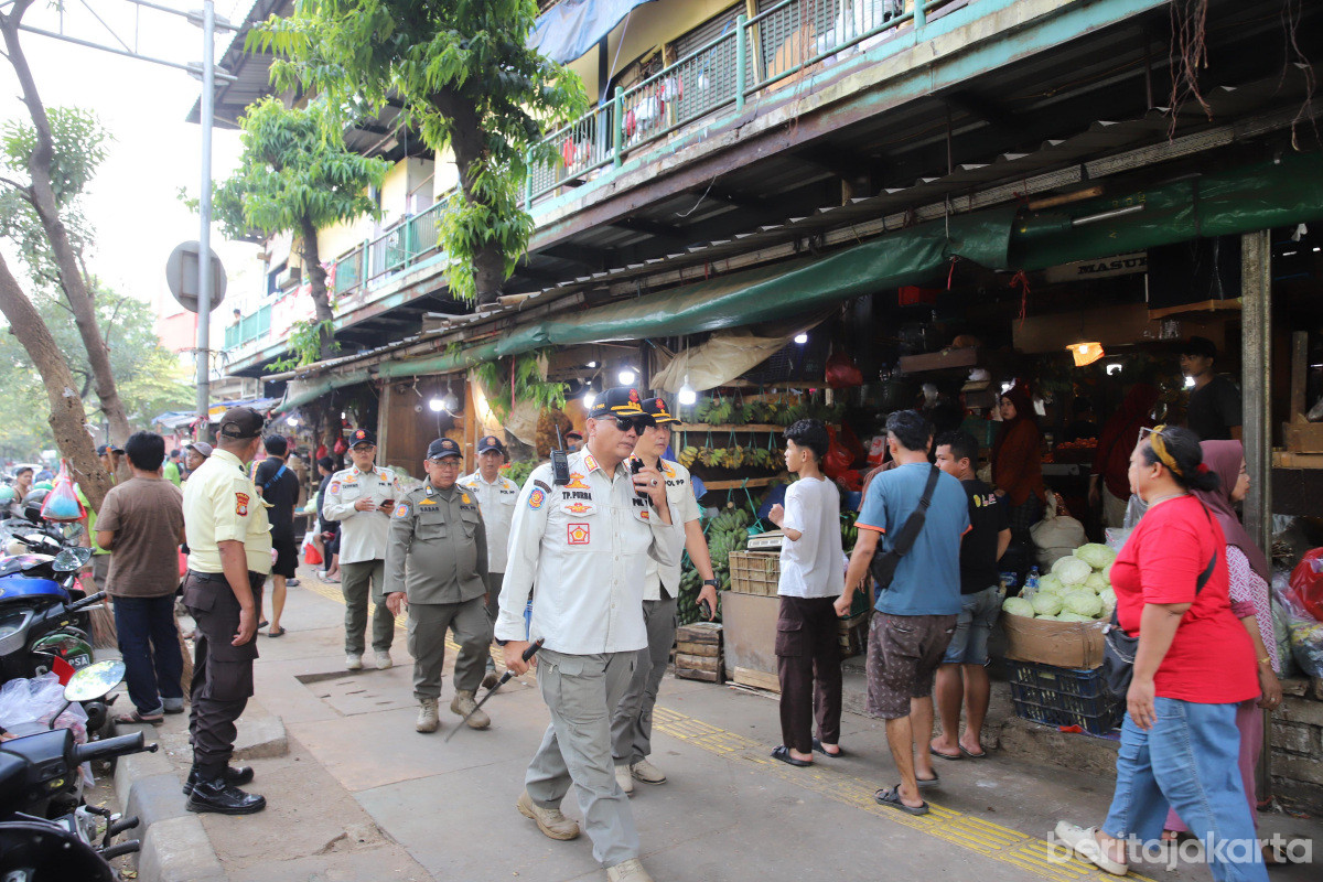 https://multimedia.beritajakarta.id/photo/2014_508c75c8507a2ae5223dfd2faeb98122/Petugas Satpol PP Jakpus melakukan pengawasan dan penertiban PKL di kawasan Pasar Senen