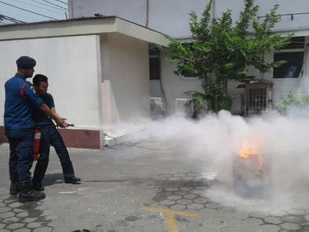  130 Karyawan RS Santo Yosep Dilatih Tangani Kebakaran