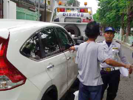 Penertiban Parkir Liar Di Jalan Gading Indah Diwarnai Adu Mulut