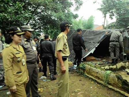 35 Bangunan Liar di TPU Kober Ditertibkan