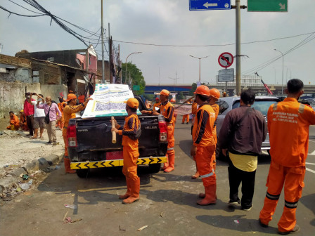 Ratusan Personel Gabungan Bersihkan Bekas Lokasi Kebakaran Pasar Gembrong