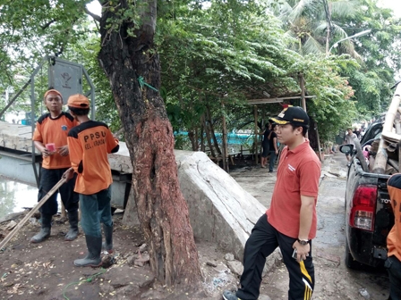 Puluhan Lapak di Bantaran Kali Duri Dibongkar