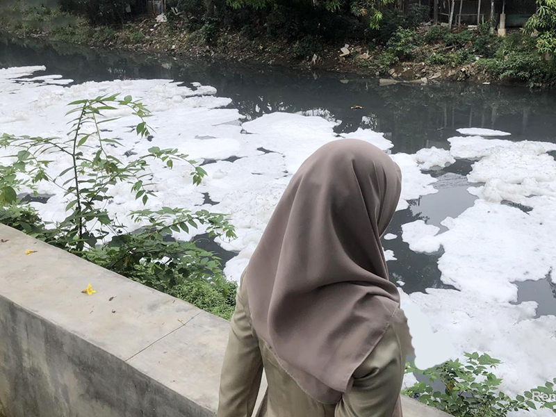  Dinas LH Cegah Penyebaran Busa di Kali Sunter