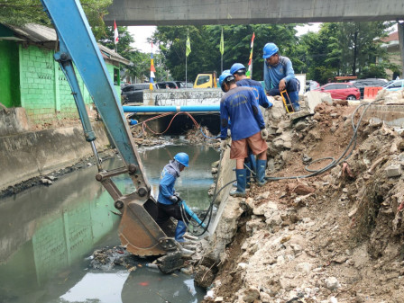 Satu Alat Berat Dikerahkan untuk Perbaikan Turap Longsor di Phb Pulo Nangka 