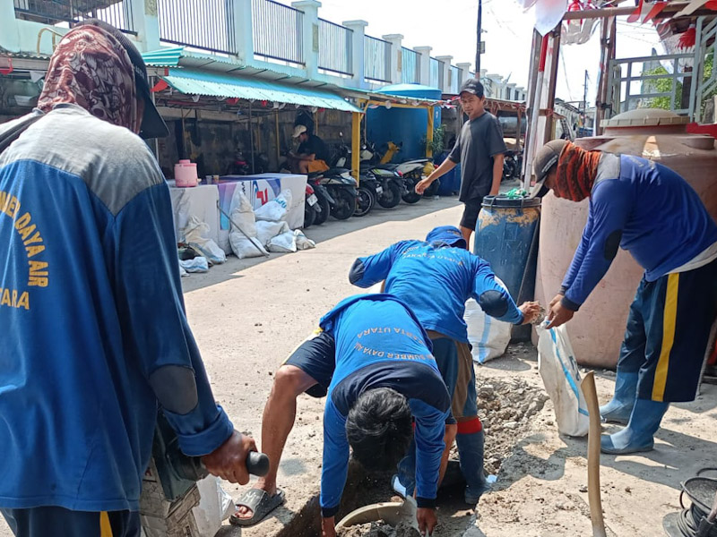 Pasukan Biru Bangun Saluran Air di Jalan Muara Baru Ujung 