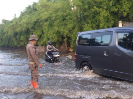  15 Petugas Dikerahkan Tangani Banjir di Jalan Puri Kembangan 