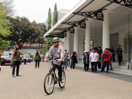  Anies Bersepeda Kunjungi Gedung DPR/MPR RI 