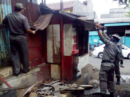 Di atas Saluran Air, Lima Bangunan Liar Dibongkar