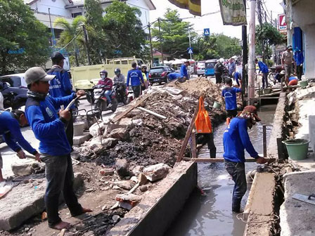 Saluran Air Jl Kramat Jaya Diturap Sudin SDA Jakut