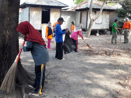  Kelurahan Pulau Tidung Bergotong Royong Bersihkan Lingkungan RW 02