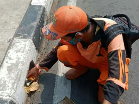 PPSU Kelurahan Kenari Bersihkan Tali Air di Tiga Jalan Protokol 