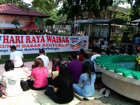 Perayaan Waisak di Vihara Dhammacakka