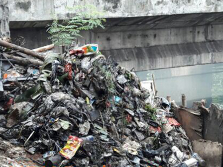 Delapan Kubik Sampah Diangkut dari Kali Grogol