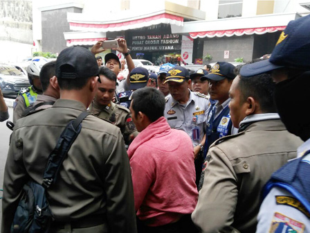 Penertiban Parkir Liar di Tanah Abang Ricuh