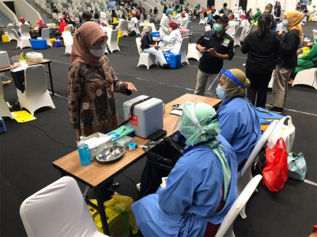 Kepala Dinkes DKI Apresiasi Nakes yang Bertugas Melakukan Penyuntikan Vaksinasi Massal di Istora Sen