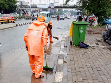  Tujuh Anggota PPSU Atasi Genangan di Jalan Matraman 