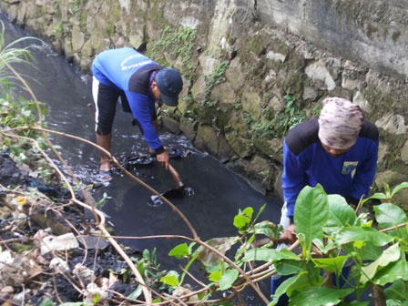  Satgas Sudin SDA Jaksel Kuras Saluran PHB Jeruk Purut 