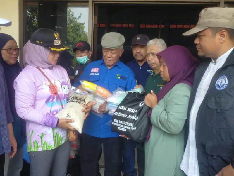 Iin Serahkan Sejumlah Bantuan ke Penyintas Kebakaran Pondok Bambu