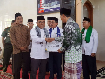  Bupati Salurkan Bantuan Operasional Masjid di Pulau Untung Jawa	