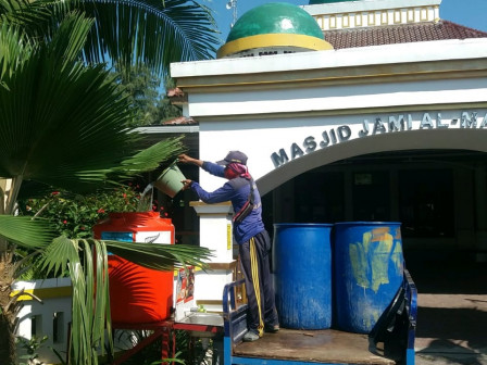 Petugas Suplai Air Sarana Cuci Tangan di Lingkungan dan Dermaga Utama Pulau Pramuka